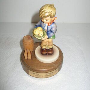 Hummel CLUB FIGURINE "GIFT FROM A FRIEND" #485 TMK 7  w/Wood BASE Great Conditio